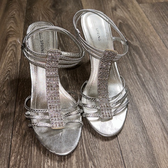 Silver Heels - Picture 1 of 4